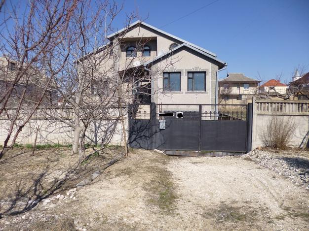 Продам коттедж в г. Бахчисарае с большим участком